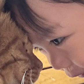 猫が暮らす実家に赤ちゃんを連れて行くと…仲良しすぎる『ふたりの様子』にほっこり「どちらも天使」「幸せな時間だね」と2万いいね