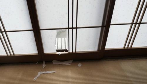 穴のあいた障子のアップ