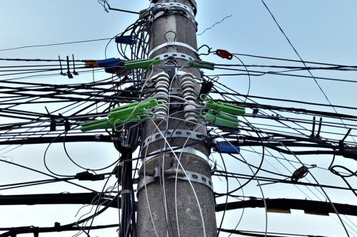 高圧線が架かった電柱