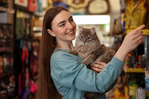 ペットショップで買い物をする女性と猫