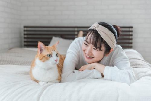 女性と猫