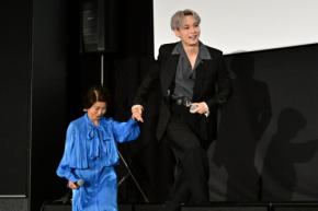 JO1豆原一成と市毛良枝、W主演舞台挨拶でW号泣「目から汗が」