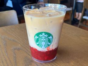 スタバのホリデーシーズン風物詩“ジョイフルメドレー”♪果肉たっぷりの新作『ジョイフルメドレー 苺 ミルク ティー』が登場