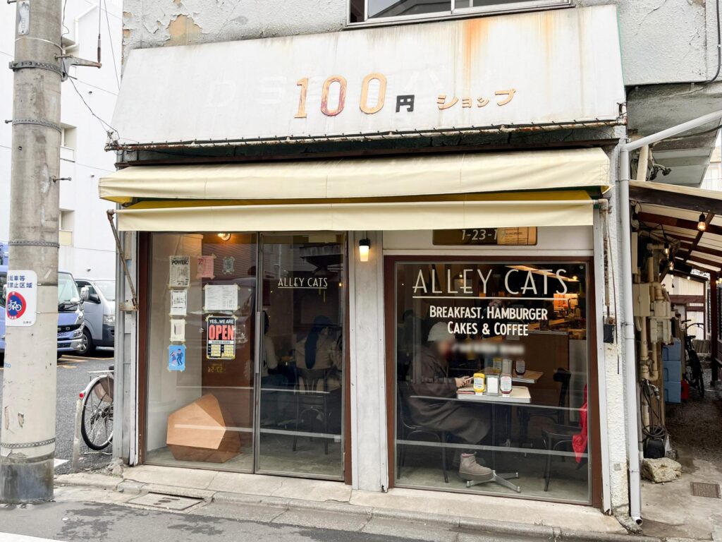 トマトたっぷりのオープンサンドに驚き！人気カフェ「ALLEY CATS」の看板メニュー