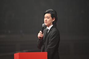 「信じて、突き詰めろ!」バンタン入学式に霜降り明星・粗品さん登場。新入生に熱いエール