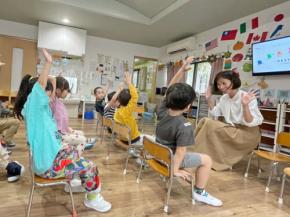 インテリ芸人・カミナリが茨城弁を封印!?「RESTART with TOEIC® Tests」で保育園の英語の先生に挑戦!