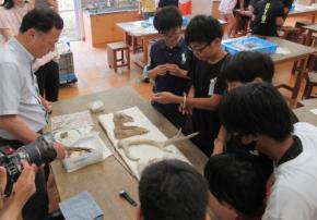 佐賀市が未来へつなぐ8,000年前からの学び　本物に触れる東名遺跡出前授業