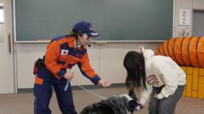 大阪動物専門学校で学ぶ災害救助犬の世界　世界チャンピオンが高校生へ届けた特別な時間