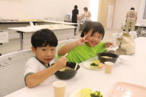 一杯のラーメンが夏の思い出に。一蘭が全国8自治体へ届けた240食と子どもたちの体験