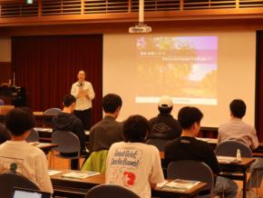 森を歩き、木に触れ、未来を考える。広島工業大学の学生が学んだ「木を活かす」ということ