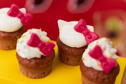 サンリオ「ハローキティのわくわくスイーツパーティー」おめかしRIBBONのカップケーキ