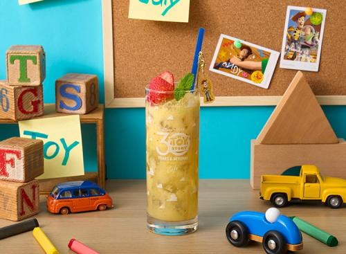 『トイ・ストーリー』×「OH MY CAFE」＜ウッディ＞ミックスフルーツジュース
