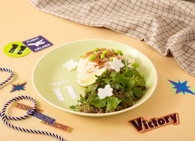 「BLUE LOCK CAFE SPECIAL TRIP」潔世一 豚肉のエスニックハーブプレート