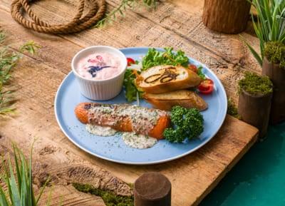 「ズートピア2」OH MY CAFE <ジュディ>ニンジンステーキプレート