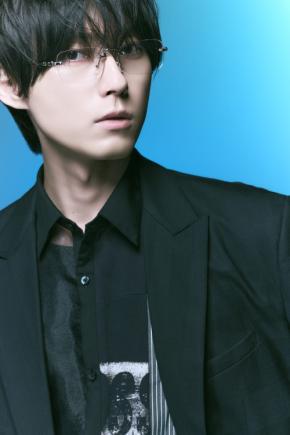 増田俊樹がメガネ×ジャケット姿で『週刊TVガイド』に登場！ ダークな