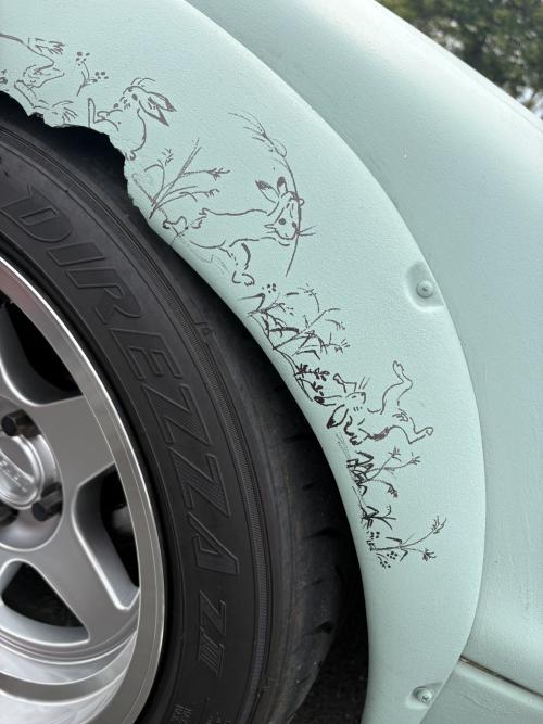 車のフェンダーに描かれた鳥獣戯画風イラスト