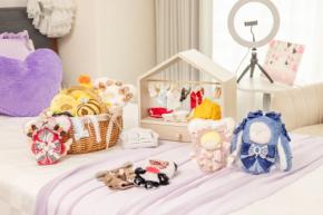 新横浜プリンスホテル「ぬい活ステイ」6月20日開始！推し色7色のお部屋＆ぬい服約100着でぬい撮りし放題
