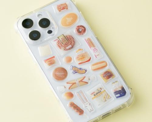 『みんな大好き！ヤマザキパン シールBOOK』の立体シールをスマホケースに貼った様子