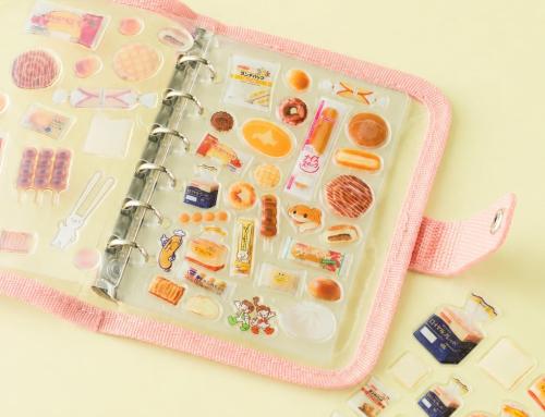 立体シールをバインダーに貼ってデコレーションした様子