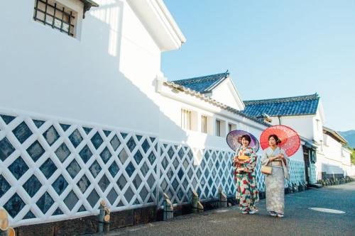 着物姿で萩市の白壁の街並みを歩く様子