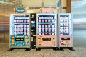 『ちいかわ』自販機がKITTE丸の内に7月18日に登場!テディベア姿のぬいぐるみ&サンリオコラボグッズが全6種