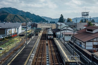 跨線橋から見下ろした飛騨古川駅のホーム