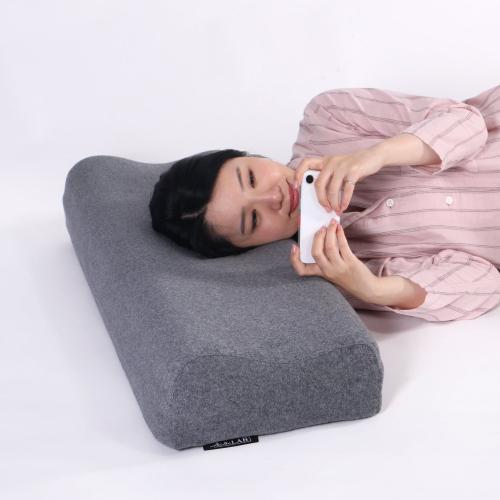 ゲーミングロングピローを使って横向きでスマホを操作する様子