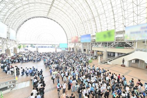 企画展エリアへの入場待機列の様子（OSAKA会場）