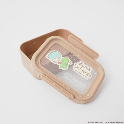 『サンエックスユニバース マルチステッカー』を収納用品に貼った使用イメージ