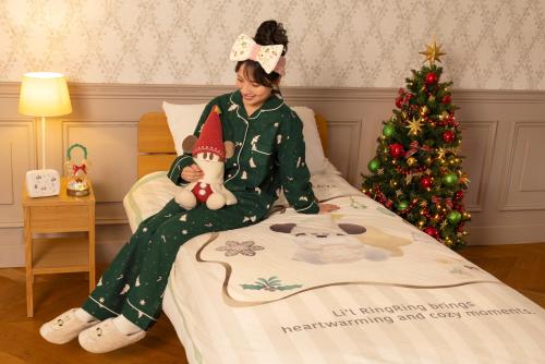 「ディズニー・クリスマス」冬のおうち時間を楽しむ“リルリンリン”のルームウェアなどのグッズ