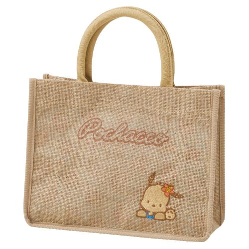 サンリオキャラクターズ『ジュートランチバッグ ポチャッコ 日焼け』のフロントにお花を付けた日焼けデザインのポチャッコをあしらったカット