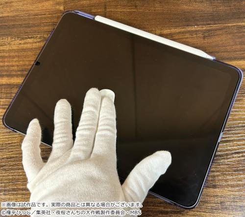 『夜桜さんちの大作戦』貼って剥がせるステッカーを液晶に貼る様子
