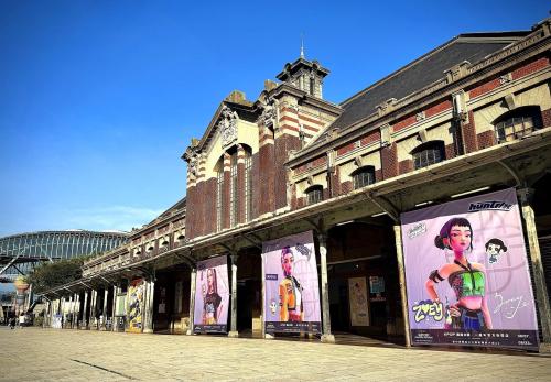 台中駅の歴史的な駅舎とキャラクターパネル