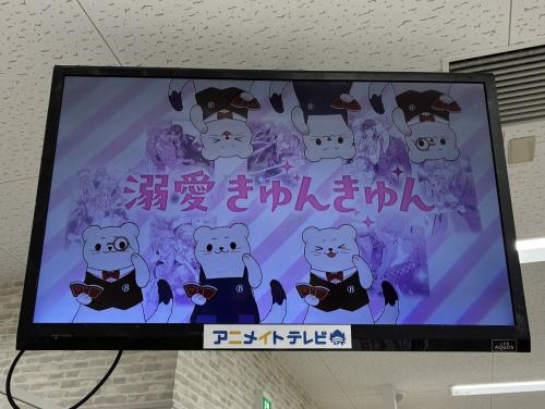 ログ男が登場するレーベルCMの店内放送画面