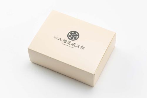 八幡屋礒五郎のロゴ入り紙箱
