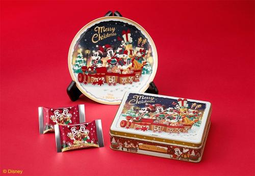 赤い背景に並ぶクリスマス限定缶とイヤープレートセット