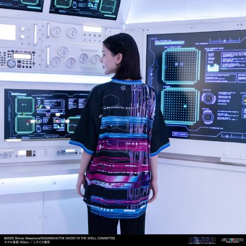 攻殻機動隊×AIR TWOKYO ゲームシャツ女性モデル背面