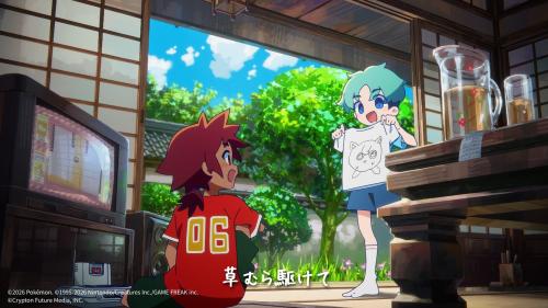 縁側でプリンのTシャツを見せる子どもたち