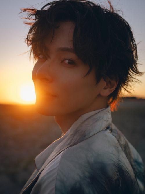 夕日を背景に振り向く相馬理