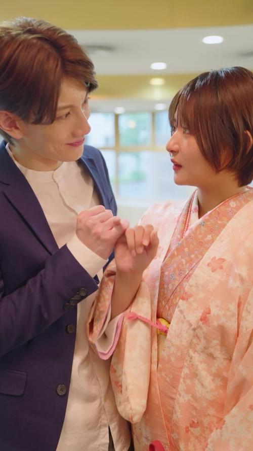 小指を絡める賢一郎と美弥の場面写真