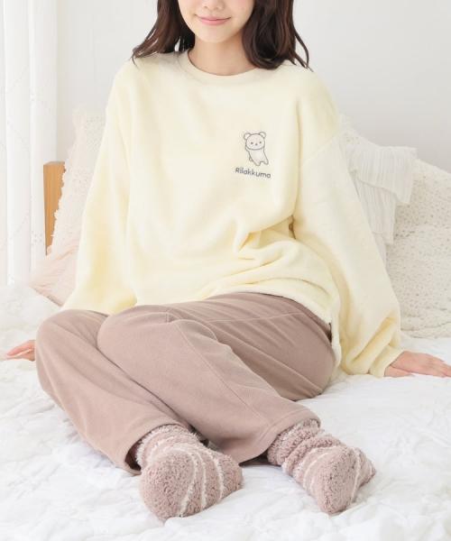リラックマ/ルームウェア(上下セット):イエロー×モカの座った着用例