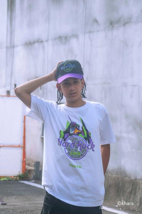 初号機ロゴTシャツWhiteと初号機ロゴキャップの着用例