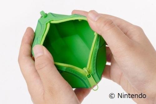 ポーチのファスナーを開いた様子