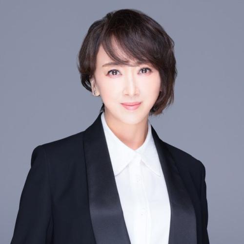 紫吹淳さんの公式プロフィール写真（黒のジャケット）