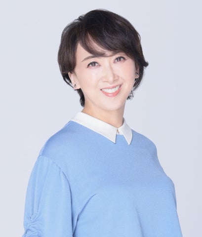 紫吹淳さんの公式プロフィール写真（水色のトップス）