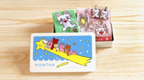 限定缶のふたを手前に置いた5種のグッズ