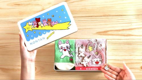 限定缶を開けて5種のグッズを取り出す様子