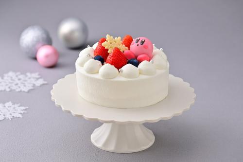 ケーキ台にのせたいちごケーキの全体写真