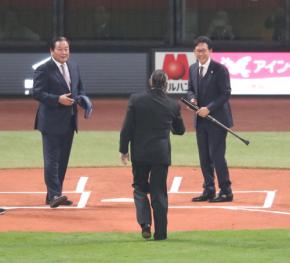 【日本ハム】世界一の栗山監督にサプライズ！ヒルマン氏と梨田氏で仕掛けた「シークレット」始球式