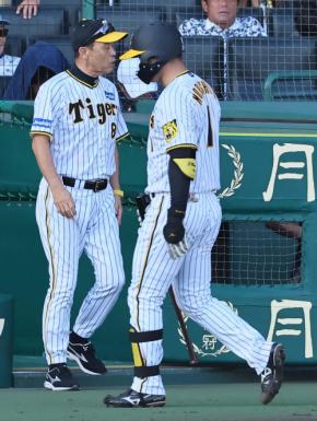 【阪神】森下翔太フェンス際でボールそらす　16打席連続無安打に岡田監督「全然あかんもんな」